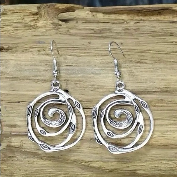 NEW The Briar dangle Earrings Celtic Silver color Round - Boutique - Picture 5 of 5
